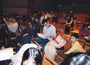子供の演奏を待っている父母、お友だち。