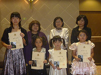 継続表彰（Aチームのアドバイザーの先生方と２）