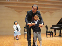 参加者をモデルに体を使った練習の仕方を説明される小原先生