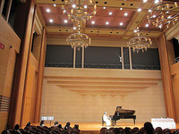 演奏中舞台の様子（こんな素敵なホールでみなさん気持ちよく弾いていただきました）