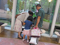 講評用紙をもらって「何が書いてあるかな？」おもわず、みんなで覗き込みます。