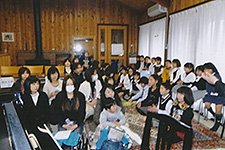 4部の生徒達が10人椅子にすわり後の9人は下にすわり（交代になります）審査員の先生方を待っています