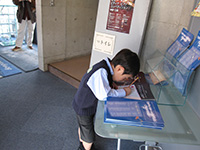鉛筆のプレゼントに誘われ?両日、実に沢山のコミュニティ用紙が飛び交いました。