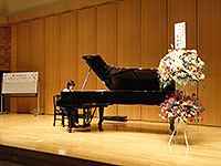 ステージにはとても立派なお花が飾られ、演奏に「華」を添えました。