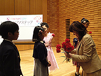 写真撮影の後、参加者のみなさんにお花のプレゼント