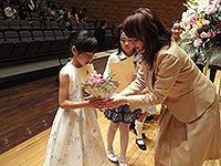 お帰りの際、一人ずつに花束が渡されました。お疲れ様