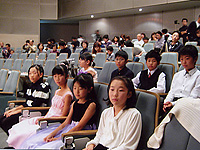 演奏を待つ生徒さんや客席の様子