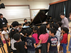ピアノの演奏に夢中.JPGのサムネール画像