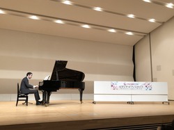 田口翔先生トークコンサート弾く.JPG