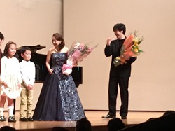 若き演奏家の夕べ 花束の贈呈.JPG