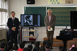 発寒小学校校長がレーリンク先生を紹介