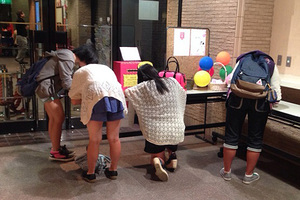 -コミュニケーションカードを書く子