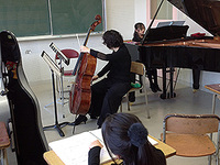 教室での本番前のリハーサル