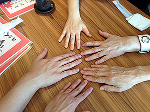 セミナー終了後、昼食会で先生と手の記念写真♪ (先生の手は、とてもきれいで、やわらかでした)